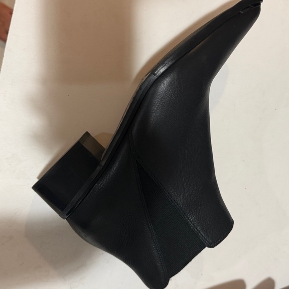New! Marc Fisher Black Yale Chelsea Ankle Boots. Size 10 - Picture 1 of 3